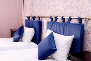 Гостиница Маленький Париж Краснодар Двухместный номер Делюкс с 1 кроватью или 2 отдельными кроватями и балконом-3