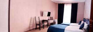 Гостиница Маленький Париж Краснодар Двухместный номер Делюкс с 1 кроватью или 2 отдельными кроватями и балконом-4