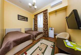 Гостиница Маленький Париж Краснодар Стандартный двухместный номер с 2 отдельными кроватями-1